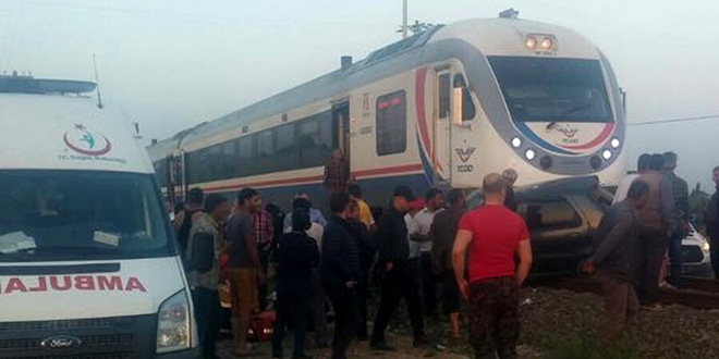 �zmir'de hemzemin ge�itte kaza: 2 yaral�