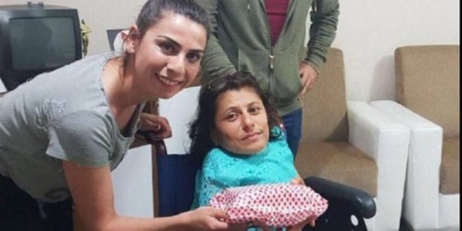 Engelli Ay�e Camg�z'e telefon hediye edildi