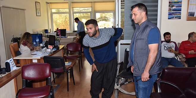 Tekerlekli sandalyeyle geldiği karakolda ayaklandı
