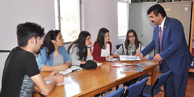 Belediye başkanı olsa da öğretmenliği bırakmadı