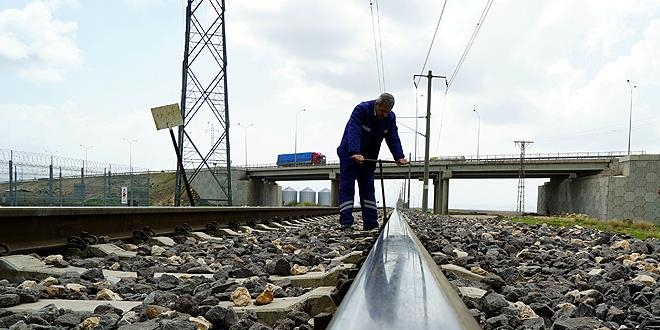 Rayların üzerinde 100 yıllık aile geleneğini sürdürüyor