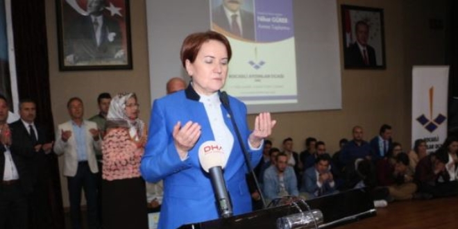 Meral Akşener gözyaşlarını tutamadı