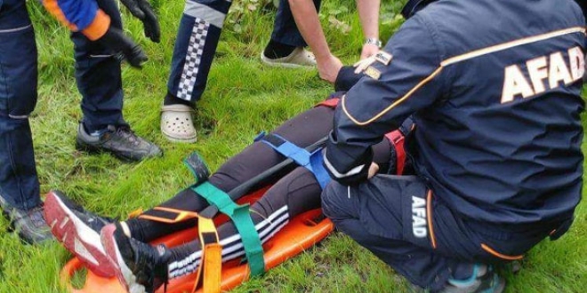 16 ya��ndaki gen� k�z mezarl�kta bayg�n halde bulundu