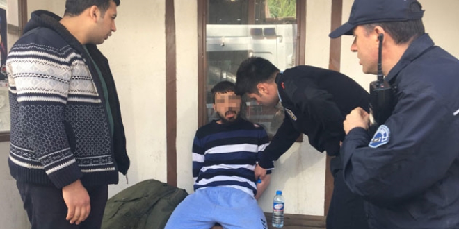 Ambulansa binmemek için direnen yaralıya kelepçe