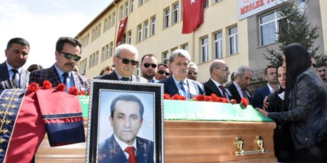 Kalp krizi geçiren öğretim görevlisi hayatını kaybetti