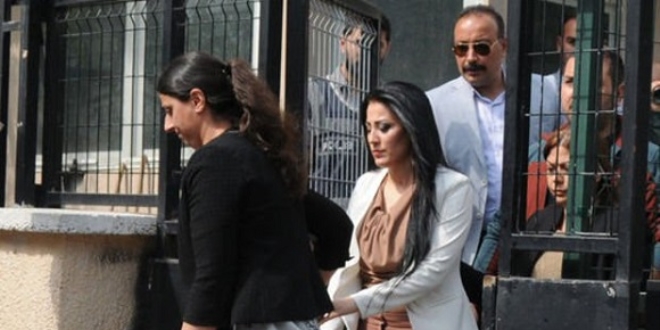 Ayşe Öğretmen bebeğiyle teslim oldu!