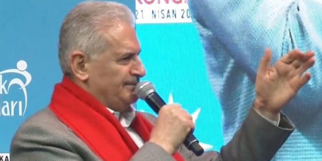 Başbakan gençlere seslendi, şarkı söyledi