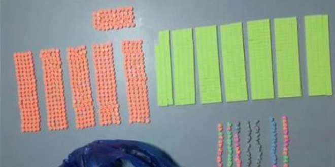 Tişörtüne bin 324 uyuşturucu hap saklamış