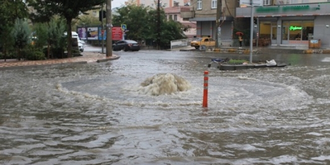 Diyarbakr'da cadde ve sokaklar sular altnda kald