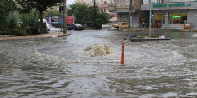 Diyarbakır'da cadde ve sokaklar sular altında kaldı