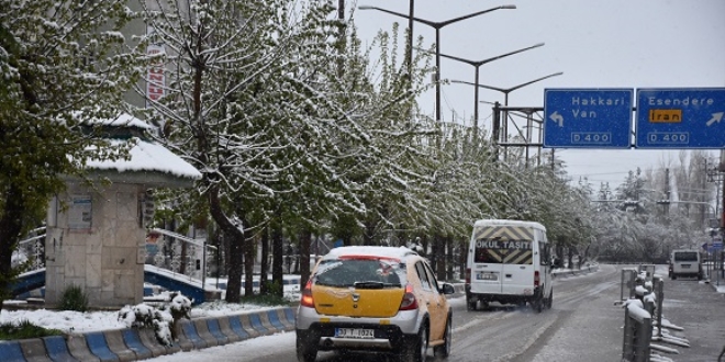 Nisan ayında Hakkari beyaza büründü