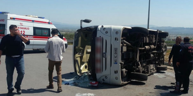 Askerleri taşıyan midibüs kaza yaptı: 25 yaralı