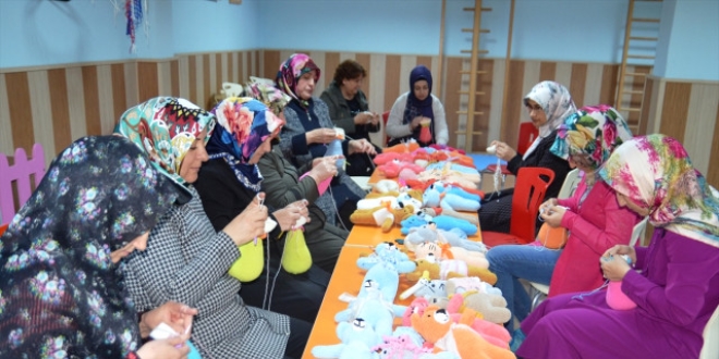 'Amigurumi' tekniğiyle çocuklarına oyuncak örüyorlar