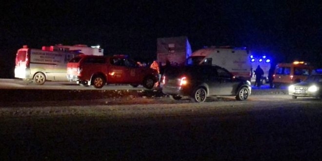 Otostopla bindikleri ara� kaza yapt�: 2 �l�, 1 yaral�