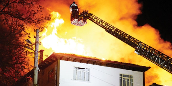 Do�algaz patlamas� sonucu ��kan yang�nda 7 ev kullan�lamaz hale geldi