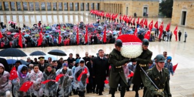 Bakan Yılmaz, öğrencilerle Anıtkabir'i ziyaret etti