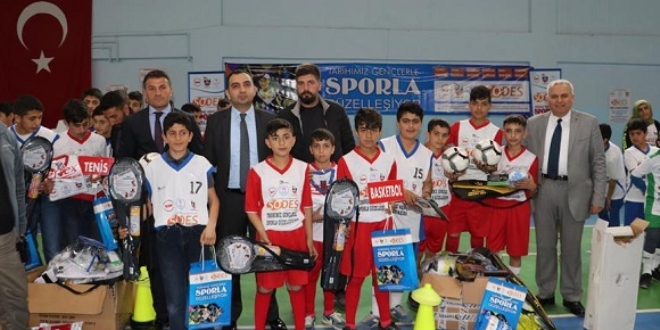 Ter�rden ar�nd�r�lan il�enin �ocuklar� spor ve sanatla bulu�tu