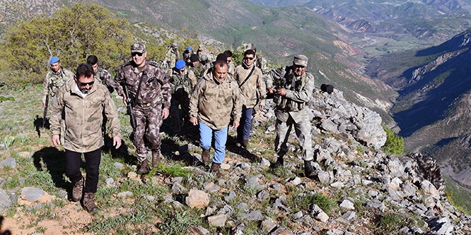 Vali, 'girilemez' denilen alanda Mehmetçik ile çay içti