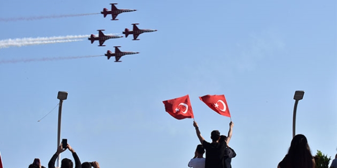 Türk Yıldızları çocuklar için uçtu