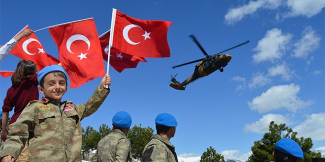 Hakkarili çocuklar helikoptere bindi