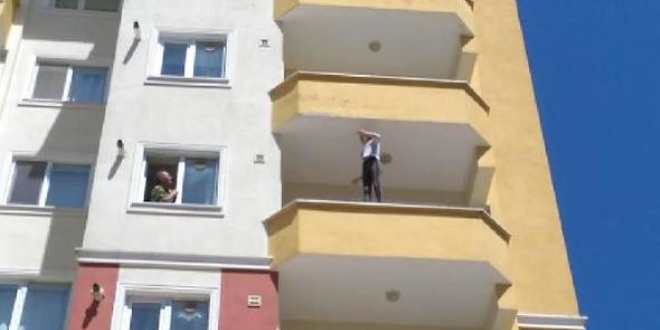 İntihar için balkona çıkan kızı, polis kurtardı