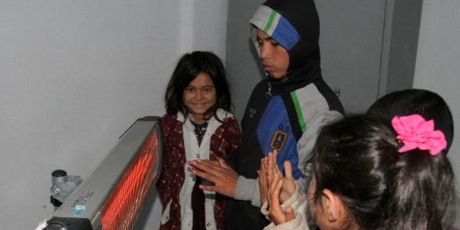 Jandarmadan kaçak göçmenlere sıcak ilgi