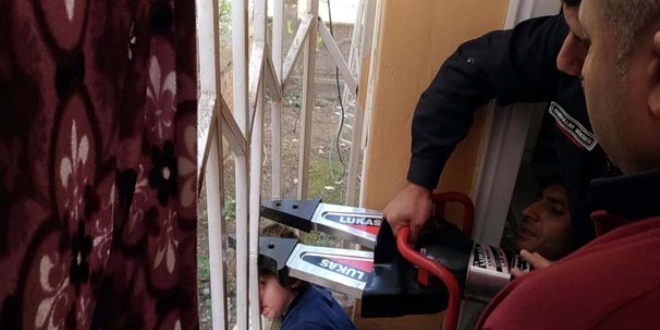 Balkon korkuluklarına kafası sıkışan çocuğu itfaiye kurtardı