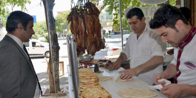 Sabah erkenden kalkıp akın ediyorlar