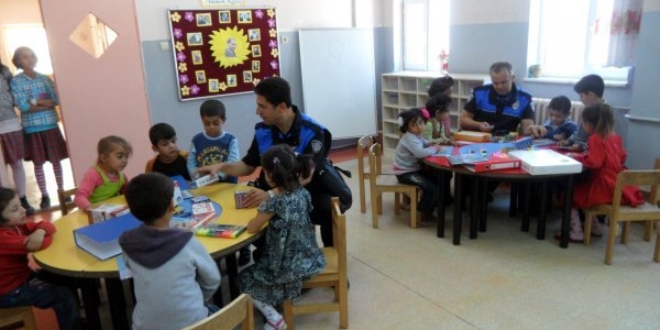 Çukurca'da polis, anaokulu öğrencilerine oyuncak dağıttı