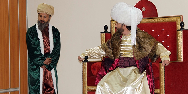 Öğretmenler hayallerini tiyatro sahnesinde gerçekleştiriyor