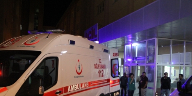 Ambulans ile otomobil �arp��t�: 1 �l�, 3 yaral�