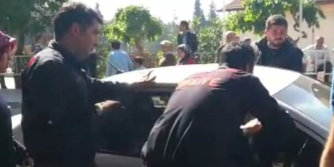 Otomobilde mahsur kalan 6 ayl�k bebe�i itfaiye kurtard�