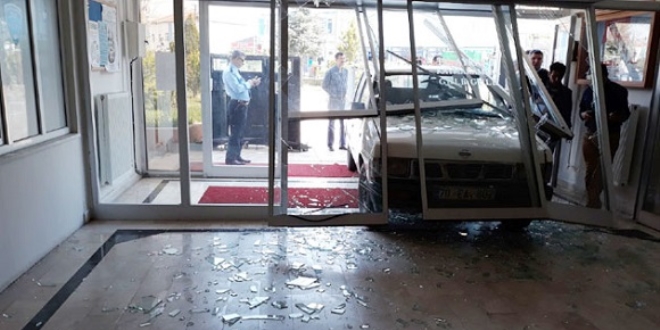 Kamyonetle hükümet konağına girdi; gözaltına alındı