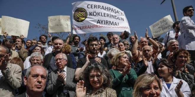 Üniversitede bölünme istifası