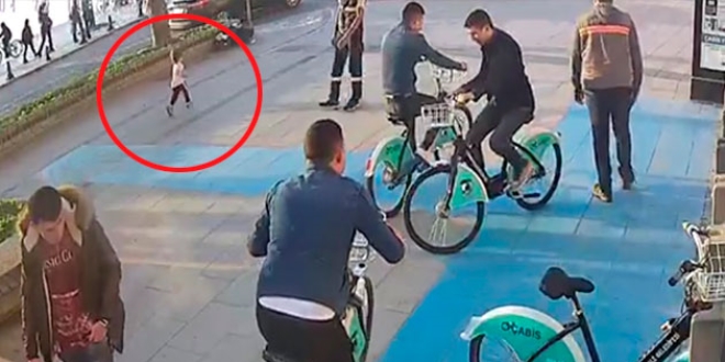 Belediye çalışanı çocuğu otobüs altında kalmaktan kurtardı