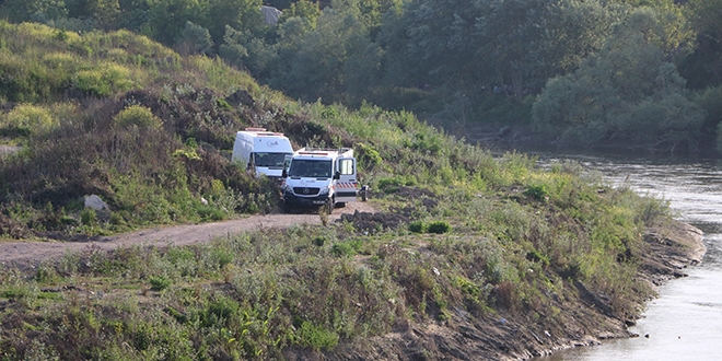 Arkada�lar�na k�zd� arac�n� nehre att�