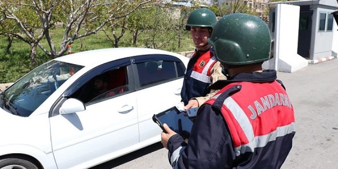 Jandarmadan 'barkod okuyucu cihazl�' uygulama