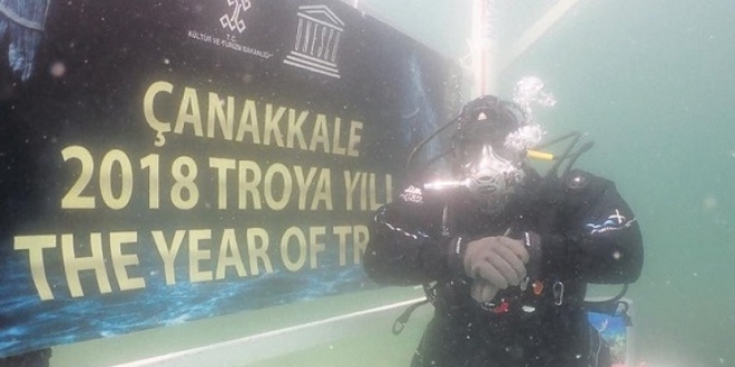 Akvaryum adam dünya rekorunu ikiye katladı