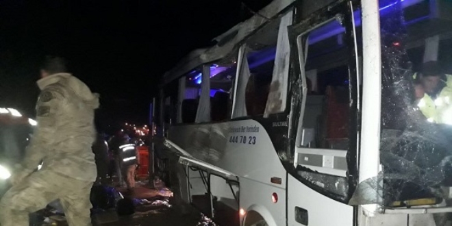 Elaz'da yolcu otobs devrildi: 21 yaral