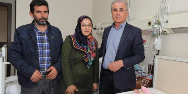 Ameliyats�z yapt�lar: 3 ayl�k bebek b�yle hayata tutundu