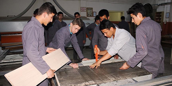 Afrin'deki okullar i�in ��renciler seferber oldu