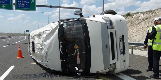 Lasti�i patlayan minib�s devrildi: 13 yaral�