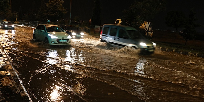 Kahramanmaraş'ta yollar göle döndü