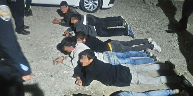 Yediemin otopark�ndan motosiklet �alan ��pheliler yakaland�