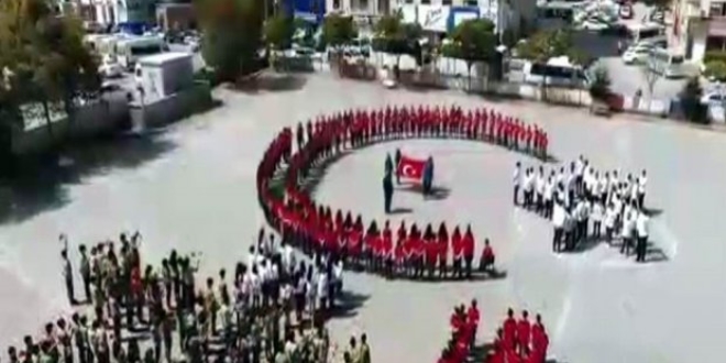 400 öğrencinin katılımıyla 'Ay yıldız' koreografisi