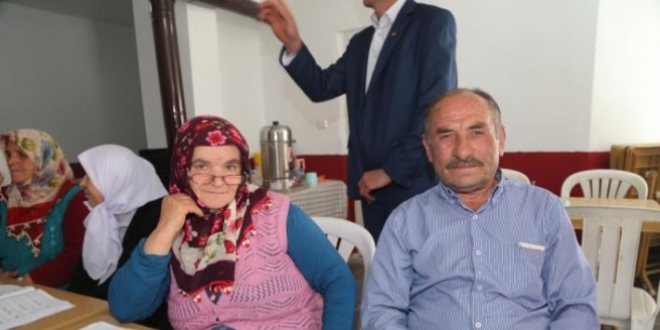 Gündüz tarlada akşam okuryazarlık kursundalar