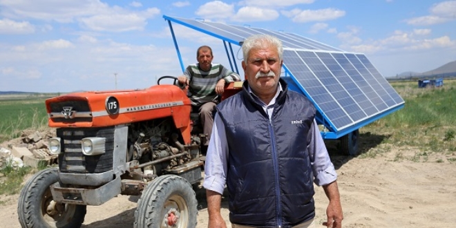 Elektri�ini yan�nda ta��yor