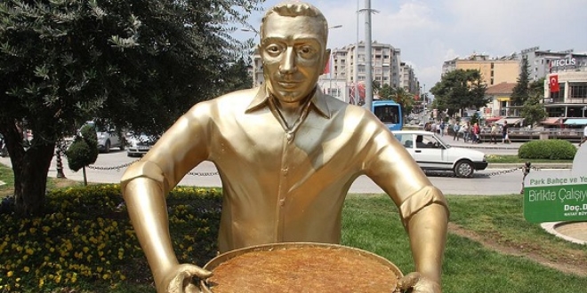 'Künefe çeviren adam' tepsisine kavuştu