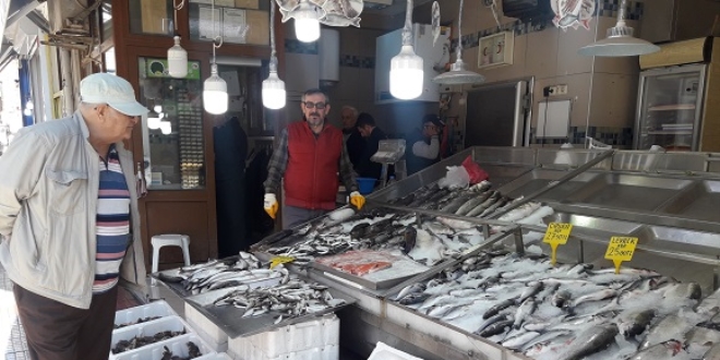 Tezgahlar lapin, iskorpit ve iskiri balıklarıyla şenlendi
