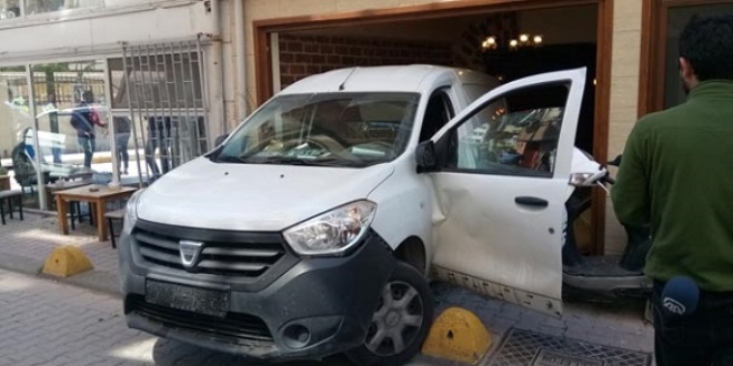 Kahvaltı yaparken evlerine araba girdi